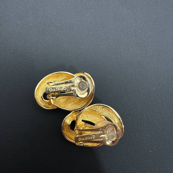 Christian Dior Gold-Tone Interlocking Curb Link Oval Round Clip-On Earrings - Picture 9 of 9